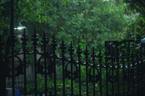Key Factors to Consider When Hiring a Fencing Company